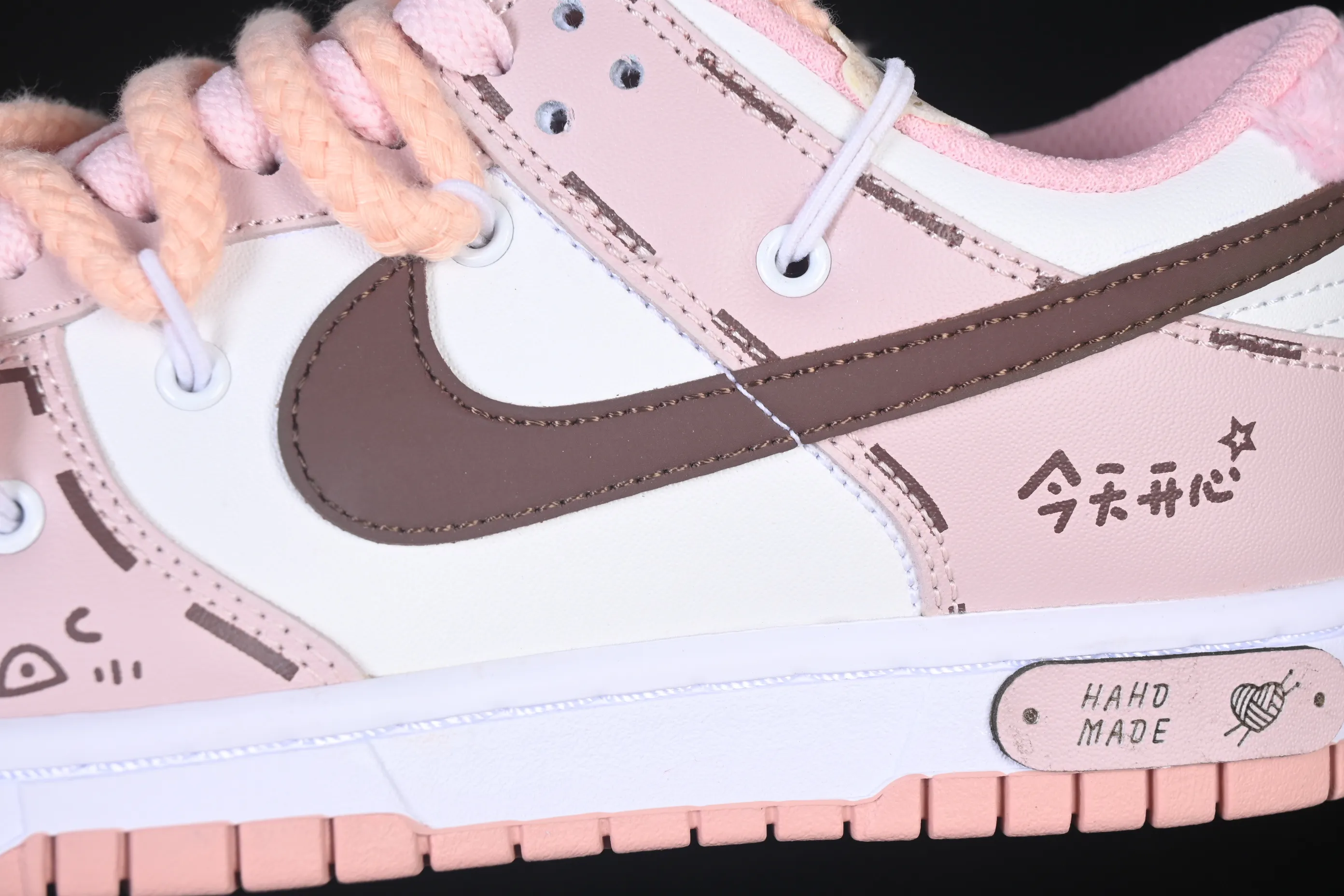 All categories Nk SB Dunk Series Nk SB Dunk Low High-end customized low-top sneakers Nike SB Dunk Low Valentine's Day pink straps low-top casual sneakers DO6485-600